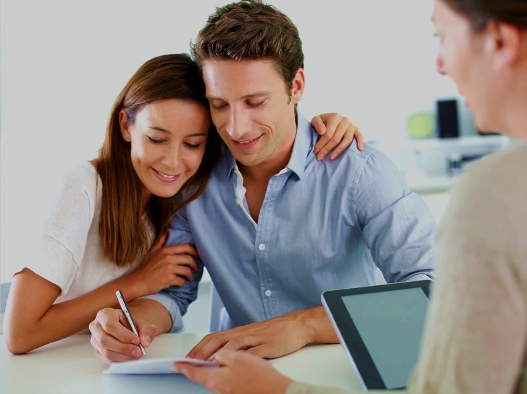 Casal assinando contrato de portabilidade